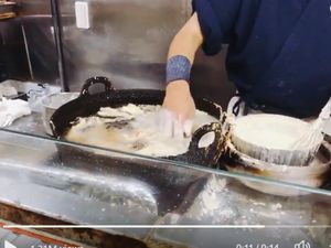 Wouw! Chef Ini Goreng Tempura dengan Tangan Telanjang di Minyak Panas