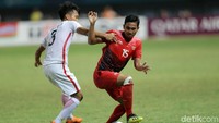 Ricky Fajrin Saputra berusaha melewati pengawalan ketat pemain Hong Kong.