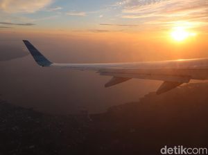 Cantiknya Sunset Manado di Balik Jendela Pesawat