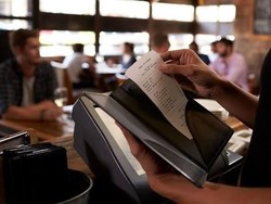 #tipthebillchallenge, Tantangan Beri Tip Restoran yang Lagi Tren