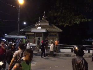 Video: Tawuran Warga Kembali Terjadi di Depan Pasar Rumput Video: Tawuran Warga Kembali Terjadi di Depan Pasar Rumput