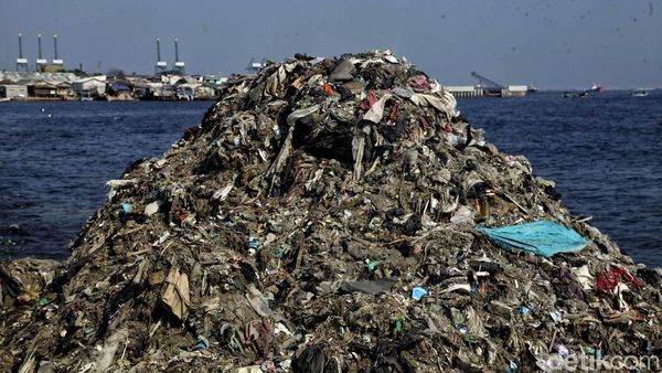Miris! Potret Gunungan Sampah di Pesisir Jakarta