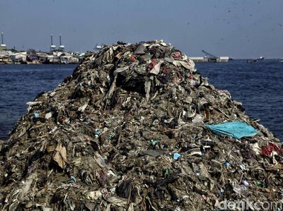 Miris! Potret Gunungan Sampah di Pesisir Jakarta