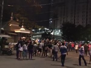Video Tawuran Warga di Depan Pasar Rumput Manggarai Video Tawuran Warga di Depan Pasar Rumput Manggarai