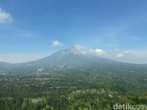 Sempat Ada Guguran Lava Pijar, Aktivitas Merapi Terpantau Normal