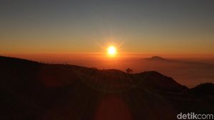 Foto: Menikmati Eksotisnya Golden Sunrise Prau