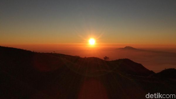 Foto: Menikmati Eksotisnya Golden Sunrise Prau