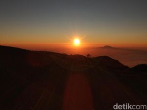 Foto: Menikmati Eksotisnya Golden Sunrise Prau