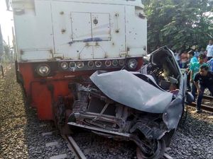 Sebelum Tabrakan dengan Kereta, Mobil Sempat Disetop Penjaga Rel