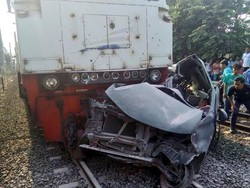 Sebelum Tabrakan dengan Kereta, Mobil Sempat Disetop Penjaga Rel