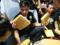 Polres Jakbar Amankan 10 Kg Ganja dari Sebuah Rumah di Tangsel