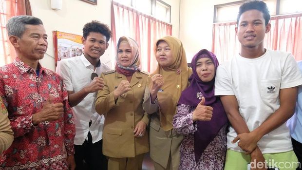 Pamit Mau TC Timnas U-16, Bagus-Bagas Cium Tangan Guru Sekolahnya