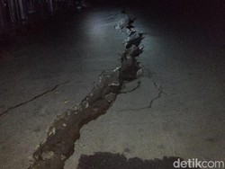 Jalan di Pelabuhan Kayangan Lombok Utara Retak Akibat Gempa