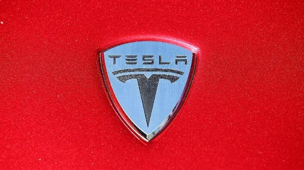 PALO ALTO, CA - MAY 20: The Tesla Motors logo is seen on the hood of a car at Tesla Motors headquarters May 20, 2010 in Palo Alto, California. Electric car maker Tesla Motors is set to annoucne a partnership with Japanese automaker Toyota to make electric cars in California.   Justin Sullivan/Getty Images/AFP