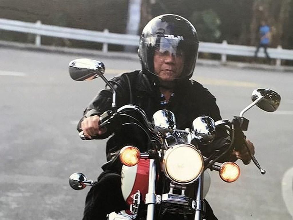 Salut! Naik Motor Nggak Pakai Helm Duterte Minta Ditilang Polisi Salut! Naik Motor Nggak Pakai Helm Duterte Minta Ditilang Polisi