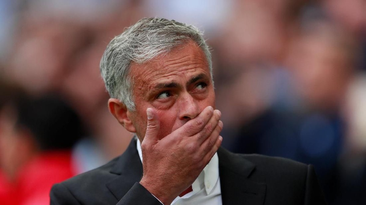 Jose Mourinho terjatuh di Stadion Wembley (Foto: Andrew Couldridge/ Action Images via Reuters)