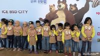 Antusiasme Anak-anak Saat Nonton Masha and The Bear on Ice