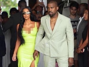 Kanye West Bagikan Sneakers Yeezy Rp 3,3 Juta ke Anak Yatim Piatu di Uganda Kanye West Bagikan Sneakers Yeezy Rp 3,3 Juta ke Anak Yatim Piatu di Uganda