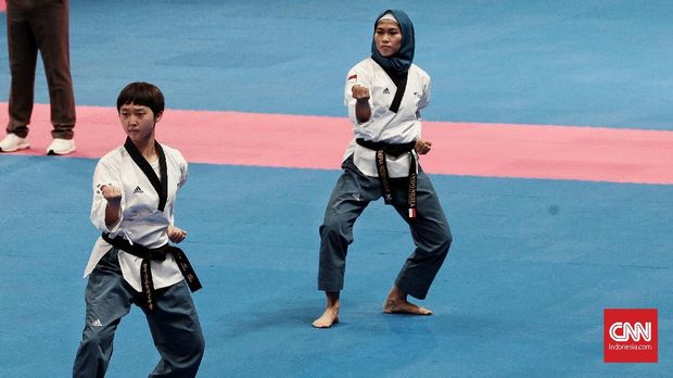 Atlet Taekwondo dengan kategori Women Individual Poomsae Rosmania Defia berhasil meraih medali emas di Ajang Asean Games 2018 di Jakarta. Minggu, 19 Agustus 2018. CNN Indonesia/Andry Novelino