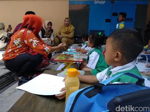 Kemensos Dampingi Pelajar TK yang Ikut Pawai Bercadar dan Bersenjata Kemensos Dampingi Pelajar TK yang Ikut Pawai Bercadar dan Bersenjata