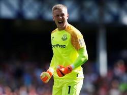 Kiper Everton Jordan Pickford membuat penyelamatan krusial untuk menepis tembakan striker Southampton Danny Ings. Pickford memastikan Everton memperoleh tiga angka pertamanya di musim ini. (Foto: Ed Sykes/Action Images via Reuters)