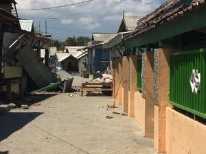 Detik-detik Mencekam di Poto Tano Saat Gempa 6,9 SR Detik-detik Mencekam di Poto Tano Saat Gempa 6,9 SR