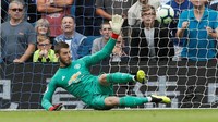 David de Gea belum tergeser dari status kiper terbaik. Sekalipun menjalani start lambat di awal musim ini usai sudah kebobolan 18 gol dan baru sekali clean sheet dalam 11 penampilan. Bagaimanapun, De Gea selalu konsisten di musim-musim sebelumnya dengan menjadi penyelamat MU. (Foto: David Klein/Reuters)