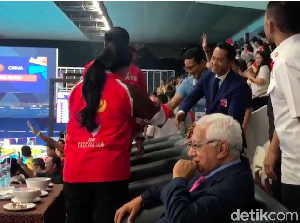 Momen Jokowi dan Sandiaga Salaman di Stadion Akuatik GBK