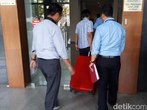 KPK Angkut Berkas ke Pengadilan, Zumi Zola Segera Disidang