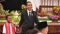 Foto Joni, Bocah Pemanjat Tiang Bendera Bersama Pejabat Negara
