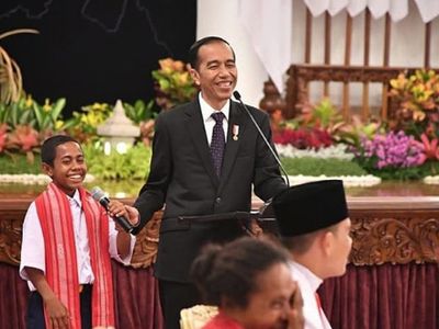 Foto Joni, Bocah Pemanjat Tiang Bendera Bersama Pejabat Negara