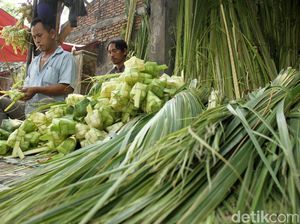 Jelang Idul Adha Kulit Ketupat Diburu Pembeli