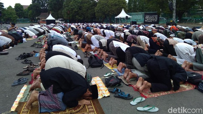 Ribuan Warga Salat Idul Adha di Parkiran Mandala Krida Yogya