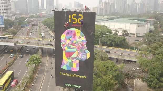 Greenpeace Pasang Baliho Peringatan Udara Buruk Jakarta