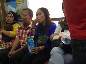 Viral Foto Penumpang Wanita Makan Kuaci dan Bikin Kotor KRL