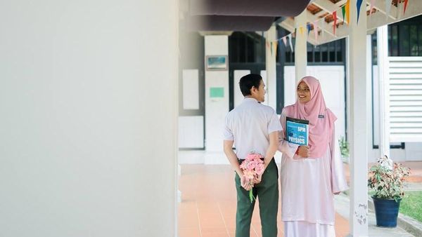 10 Potret Mesra Murid Nikahi Guru yang Viral Ini Bikin Baper