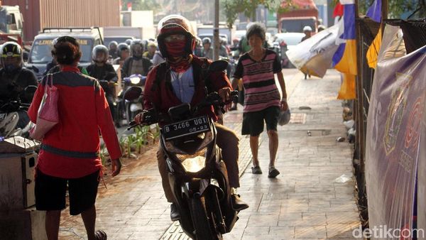 Lagi! Pengendara Motor Jajah Jalur Trotoar