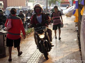 Lagi! Pengendara Motor Jajah Jalur Trotoar