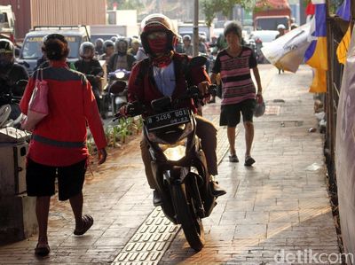 Lagi! Pengendara Motor Jajah Jalur Trotoar