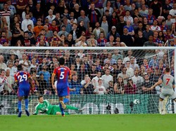 James Milner yang tampil sebagai eksekutor sukses menyarangkan si kulit bundar dan membawa Liverpool memimpin 1-0. (Eddie Keogh/REUTERS)