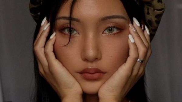 Paras Cantik Youtuber Korea yang Punya Kulit Eksotis Ini Bikin Jatuh Hati