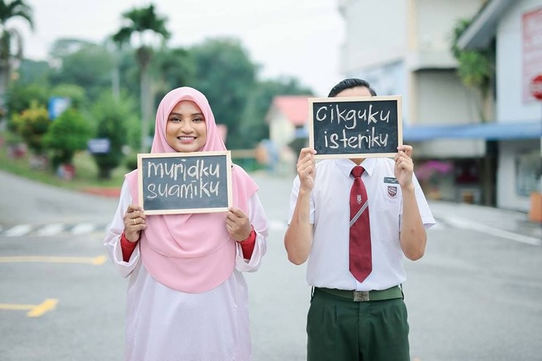 Bu guru sama murid. Bokeh Guru dan siswa.