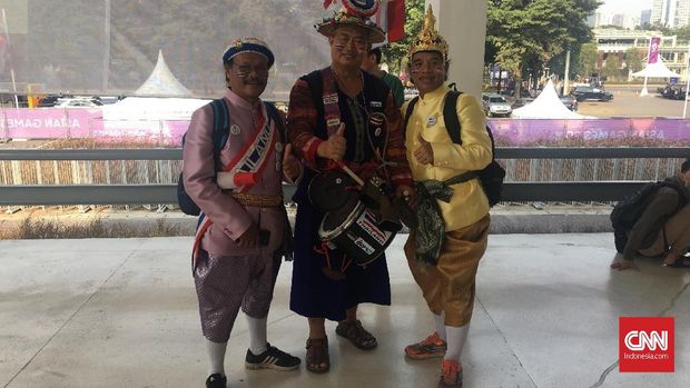 Sejumlah suporter Thailand mengenakan seragam mencolok.