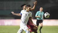 Zabikhillo Urinboev asal Uzbekistan menjadi satu dari enam pemain yang sudah mengoleksi tiga gol di fase grup Asian Games 2018 ini, membuatnya masuk jajaran pemain subur untuk sementara. Ia masih bisa menambah gol di babak 16 besar. (Foto: Dhemas Reviyanto/INASGOC)