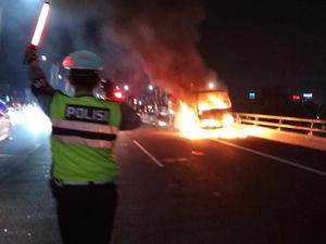 Truk Bermuatan Kasur Terbakar, Lalin Tersendat