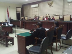 Mantan Bupati Jombang Dituntut 8 Tahun Penjara, Istri Pingsan