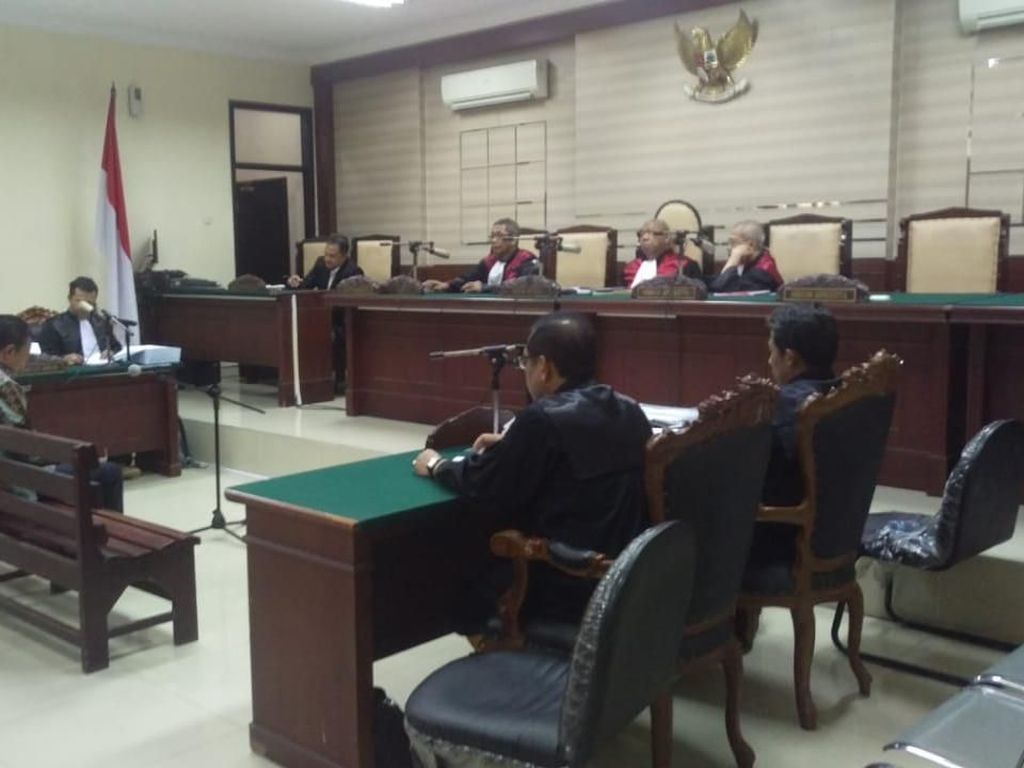 Mantan Bupati Jombang Dituntut 8 Tahun Penjara, Istri Pingsan Mantan Bupati Jombang Dituntut 8 Tahun Penjara, Istri Pingsan
