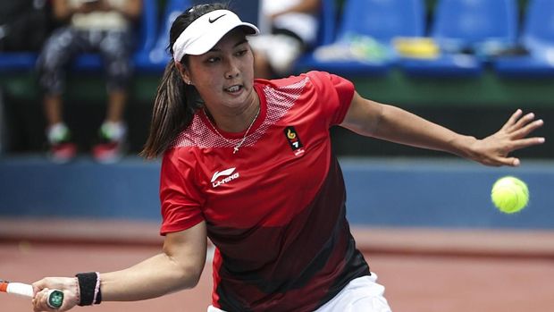 Petenis putri Indonesia Aldila Sutjiadi memukul bola ke arah petenis putri Thailand Peangtarn Plipuech dalam pertandingan tenis penyisihan leg II tungal putri Asian Games 2018 di Jakabaring Sport City, Palembang, Sumatera Selatan, Senin (20/8). ANTARA FOTO/INASGOC/M N Kanwa/nym/18.