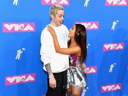 Gaya Selebriti di Red Carpet MTV VMA 2018