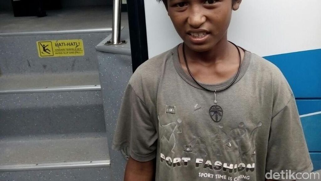 Tak Kalah dari Joni! Begini Aksi Reza Mangar Panjat Tiang Bendera Tak Kalah dari Joni! Begini Aksi Reza Mangar Panjat Tiang Bendera